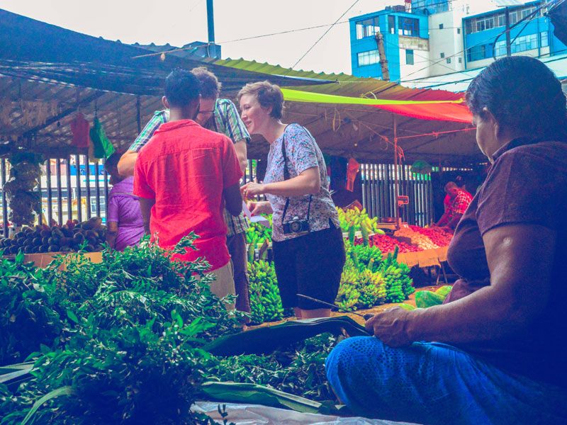 Culinary Tour Guide : Guiding at Colombo market