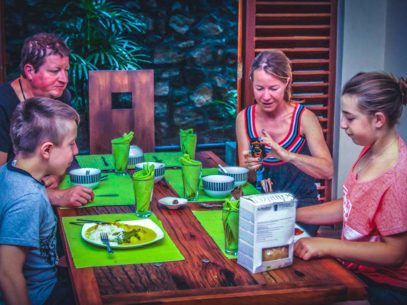 Cooking Class Sri Lanka family dining time